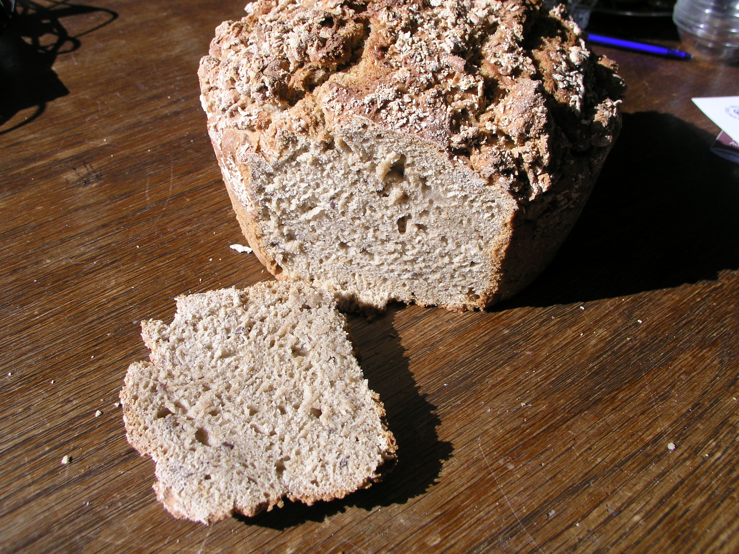 Roggen-Dinkel-Kruste angeschnitten
